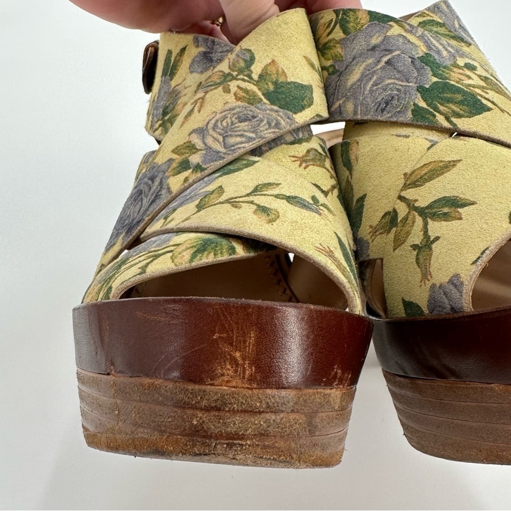 Women’s Floral Yellow Leather-Trim Platform Sandal - Picture 14 of 16